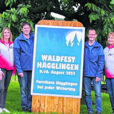 Eine Tradition wird weitergeführt - Das OK vom Waldfest (v. l.): Rolf Schmid (Infrastruktur), Corinne Schmid (Festwirtschaft), Hansjürg Wirth (Festwirtschaft), Rainer Burkart (Kassier), Monika Wirth (Personaladministration), Thomas Fischer (Schriftliches). Bild: zg