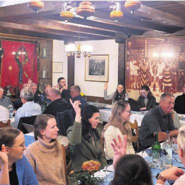 Nicht immer Freude an «Aarau» - Die Gemeindeschreiber des Bezirks fühlten sich wohl im Hägglinger «Kreuz». Die Versammlung war kurz, es blieb mehr Zeit fürs gemütliche Essen. Bild: Chregi Hansen