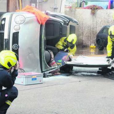Festbetrieb im Feuerwehrlokal - Die kurze Einsatzübung am Schluss des Tages nutzte die Feuerwehr auch, Bild: chh