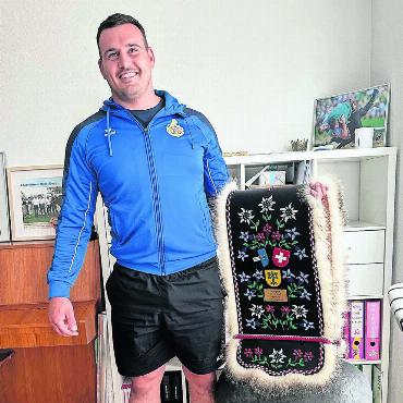 Bevor er noch durchdreht - Joel Strebel in seinem Zuhause in Aristau. Er ist 
happy, dass er bald wieder mittun kann – und zeigt 
die Glocke, die er am Aargauer Kantonalschwingfest 2022 in Beinwil/Freiamt holte. 
Bild: Stefan Sprenger