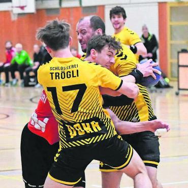 Erfolgsserie ist gerissen - Luiz Egger (Mitte) wird von den Gegenspielern in die Mangel genommen. Er wäre aber der Murianer gewesen, der körperlich noch am ehesten hätte dagegenhalten können. Bild: tvm