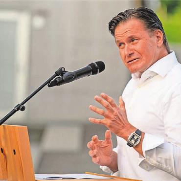 Gemeinschaft im Mittelpunkt - Der Präsident des Schweizerischen Skiverbands und Verwaltungsratspräsident der Similasan strich in seiner Rede die «sackstarken Werte» der Schweiz heraus.
