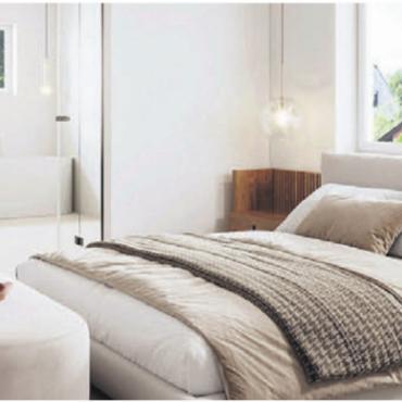 Mit Weitblick geplant, nachhaltig gebaut - Helle Schlafzimmer mit direktem Zugang zum Bad.