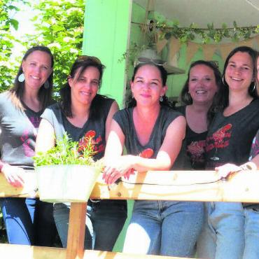 Gut gelaunt in den Sommer - Sie sorgen für einen gemütlichen Treffpunkt im Dorf (von links): Delphine Schmit, Nadine Schöpf, Jeanine Diriwächter, Sarah Baumann, Barbara Graf und Karin Rüttimann. Bild: Chregi Hansen