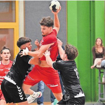 Tormaschine und Krokodil - Noel Angehrn erzielte in dieser Saison 128 Kisten. Der 23-Jährige ist Dreh- und Angelpunkt beim TV Muri. Bild: tvm / Stefan Sprenger
