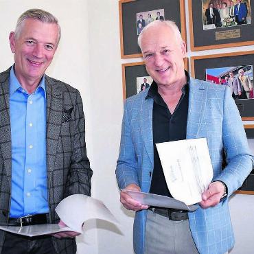 Polster für die nächsten Jahre - Gemeindeammann Daniel Stark und Hanspeter Füglistaler, Leiter Finanzen, zeigen sich hoch erfreut ob des positiven Jahresabschlusses. Bild: Erika Obrist
