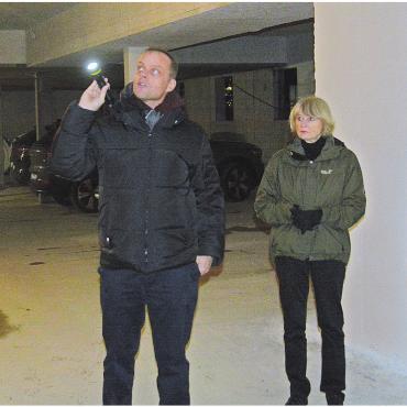 Es wächst und wächst - Gemeindeschreiber Urs Schuhmacher (Mitte) führte kompetent und mit Taschenlampe durch die dunkle Baustelle. Bild: Roger Wetli