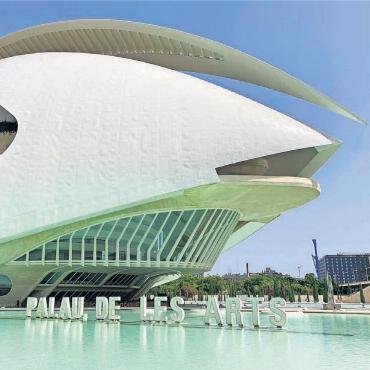 Der Sommer ist (fast) vorbei - Ende Juli war Renate Meyer aus Waltenschwil auf Familienurlaub in Valencia. Sie schreibt zum Bild: «In einer ganz anderen Welt haben wir uns dabei in der Stadt der Künste und der Wissenschaft gefühlt. Die aussergewöhnlichen Bauten haben uns sehr beeindruckt.»