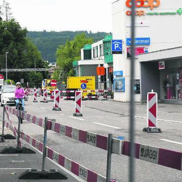 Aufwertung mit viel Verspätung - Die Bauarbeiten an der Alten Bahnhofstrasse haben Anfang dieser Woche beim Rex-Kreisel begonnen. Von nun an herrscht für ein Jahr Einbahnverkehr. Bild: Daniel Marti