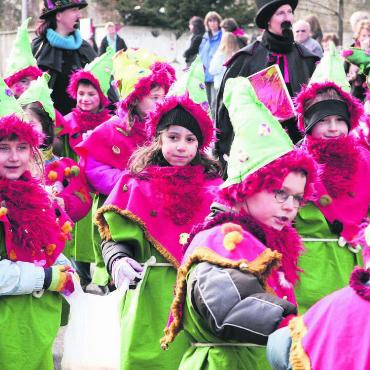 Auf bunter Zeitreise - Am Schmutzigen Donnerstag steht für die Schulkinder ein besonderer Genuss an: Für die Schülerinnen und Schüler ist der Kinderumzug immer wieder ein Highlight. Bild: Archiv