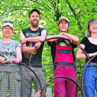Sommerfeeling im Grünen - Investieren viel Zeit und Engagement in die Sommerbar (von links): Ursina Meier, Sandra Oetterli, Matthias Wüthrich, Franz Weber, Barbara Wüthrich und Andreas Muntwyler. Bild: Monica Rast