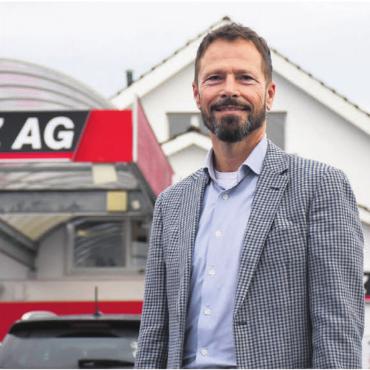 Mit Stärke und Harmonie - Mit der Nachfolgeregelung den besten Weg gewählt: Roger Kunz vor dem Firmensitz an der Bremgarterstrasse. Bild: Daniel Marti