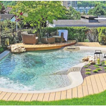 Hegi Garten ist auch ein überzeugender Pool-Spezialist - Bild: zg Prächtiges Referenzobjekt: Es zeigt schön, wie auch auf kleinen Grundstücken ein Biodesign-Pool realisiert werden kann.