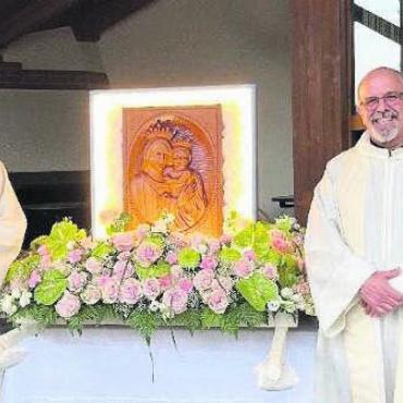 Verschiedene Kulturen feiern zusammen - Sie feiern gemeinsam (v. l.): Pfarrer Ignatius Okoli, Don Luigi Talarico und ein italienischer Priester. Bild: zg