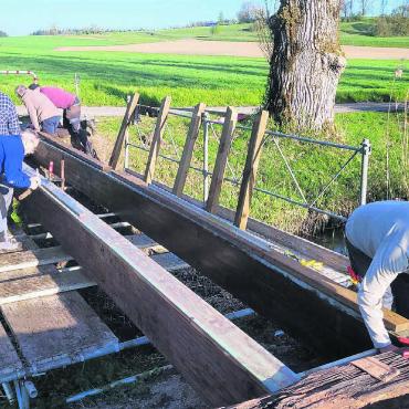 Aus Liebe zum Dorf - Perfektes Teamwork: Beim Wiederaufbau klappte dank guter Vorbereitung alles wie am Schnürchen. Bilder: Chregi Hansen / zg