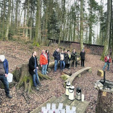 Start ins Jubiläumsjahr - Vor dem eigentlichen Fondueplausch genossen die Teilnehmenden einen Glühwein im Mösli-Wald samt kleinem Spaziergang. Zu diesem speziellen Apéro konnte Vorstandsmitglied René Maurer (rechts) erfreulich viele Gäste begrüssen. Bild zVg