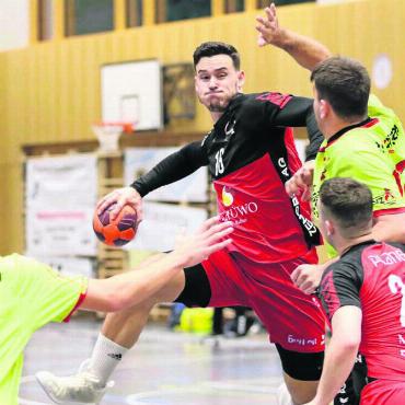 Hinten zugepackt und gewonnen - Während Wohlen in der Defensive eine gute Leistung zeigen konnte, war Flavio Galliker (Mitte) dafür verantwortlich, dass auch offensiv alles rund lief. Bild: Archiv/jg