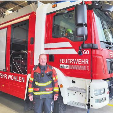Bereit sein, wenn andere feiern - Für die Angehörigen der Feuerwehr ist Weihnachten nichts Besonderes, der Pikettdienst muss 365 Tage im Jahr sichergestellt sein, erklärt Kommandant Marcel Christen beim Besuch im Magazin. Bild: str