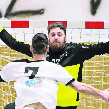 Jubel, Trauer und Spektakel - 4. April: Die Wohler Handballer (hinten, Goalie Sascha Rudi) stehen in der Abstiegsbarrage. Zu Hause gibt es eine Packung gegen Flawil, der Trainer schmeisst hin, zwei Spiele später sind die Wohler aus der 1. Liga abgestiegen.