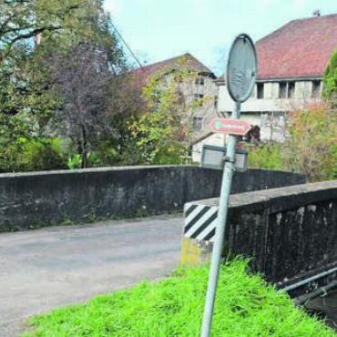 Zwei Varianten zur Auswahl - Bereits zum zweiten Mal wird über die Zukunft der Tieffurtbrücke diskutiert. Das jetzige Bauwerk ist in einem sehr schlechten Zustand und muss abgebrochen werden. Jetzt geht es darum, wie der Ersatzbau aussehen soll und ob dieser weiterhin von Autos benutzt werden darf. Bild: Archiv