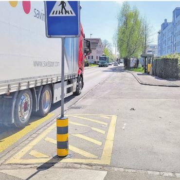 Neu mit einer Mittelinsel - Die Bushaltestelle im Angliker Zentrum wird umfassend saniert. Bild: Chregi Hansen
