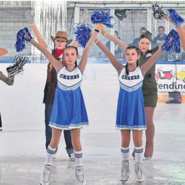 Strahlende Gesichter – stolze Eltern - Eine Nummer zu «YMCA» von den «Village People», präsentiert von den Läuferinnen des Kaders 1. Bild: Monica Rast