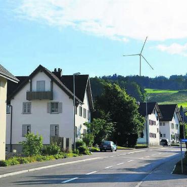 Windräder geben zu reden - Windrad über Beinwil. Ob man sich an diesen Anblick gewöhnen kann und will, da gehen die Meinungen auseinander.