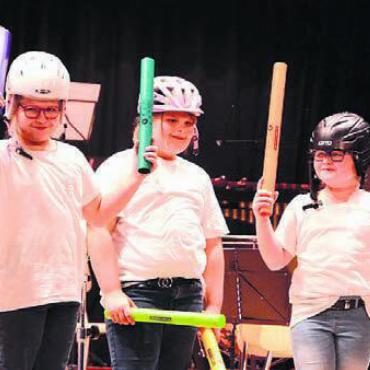 Über die Grenzen hinaus - Wie man mit Kunststoffrohren musiziert, das demonstrierten diese drei jungen Musikerinnen der «Waltenschwiler Brass Band».