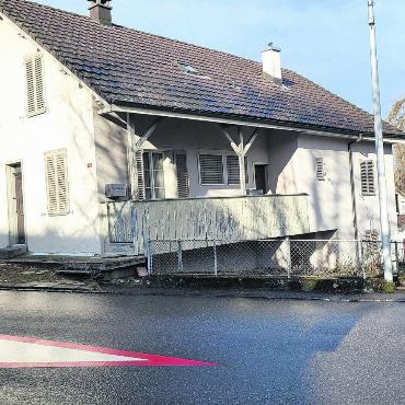Billard spielen in der Stube - In diesem alten Einfamilienhaus an der Schulhausstrasse soll im Sommer das neue Jugendhaus eröffnet werden. Derzeit liegt das Gesuch für die geringen baulichen Anpassungen auf der Verwaltung auf. Bild: Chregi Hansen