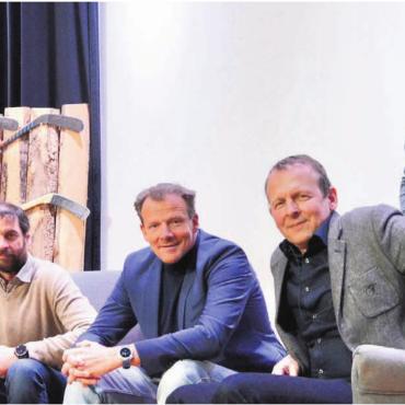 Fürs Leben gestählt - Christoph Meier (rechts), Präsident des Freiämter Landwirtschaftsvereins, bot am Agro-Träff in der Mehrzweckhalle Auw eine spannende Talk-Runde. Von links: Bergbauer Samuel Senn, Eishockey-Legende Kevin Schläpfer und Moderator Adrian Krebs, ehemaliger Chefredaktor der «Bauernzeitung». Bild: Thomas Stöckli