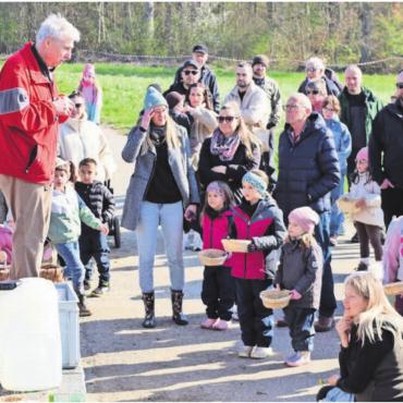 Grossaufmarsch und viel Freude - Daniel Seiler, Präsident des Dorfvereins Anglikon, konnte über 100 Teilnehmende beim traditionellen Eierauflesen begrüssen. Bilder: zg