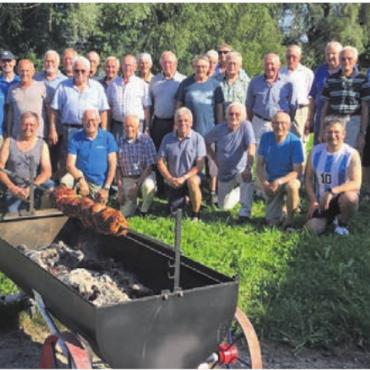 Traditioneller Spiessbraten - Gruppenbild der Männerturner – natürlich samt Spiessbraten. Bild: zg