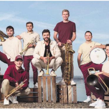 Das Dorf und das Miteinander feiern - «Brässkalation» eröffnen das musikalische Abendprogramm am Samstag.