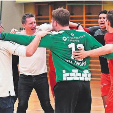 Die Finalissima verdient - Der Sieg in Altdorf wird vom Team emotional gefeiert. Trainer Björn Navarin (Mitte) ist riesig stolz. Am nächsten Samstag wird die Bachmattenhalle beim entscheidenden Spiel proppenvoll sein. Bilder: tvm