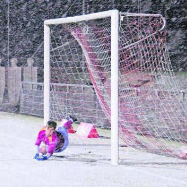 Ein Desaster: «Stängeli» im Schnee - Wieder eine Kiste: FC-Muri-Goalie Parshykov konnte einem leidtun. Bild: pf