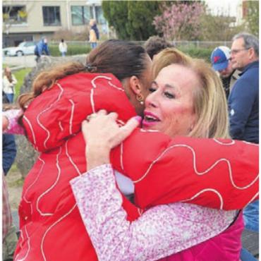 «Eine von uns» - Melanie Hasler nahm Umarmungen und Gratulationen am Laufmeter entgegen.