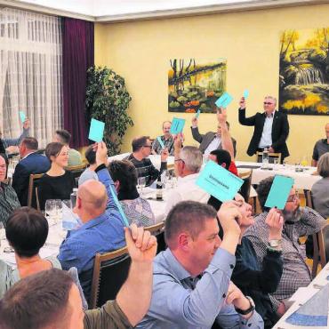 Der Öffentlichkeit präsentieren - Eindeutiges Votum: Die Mitglieder des Handwerker- und Gewerbevereins unterstützen das Jugendfest im kommenden Jahr mit einem finanziellen Beitrag in der Höhe von 5000 Franken. Sehr zur Freude des neuen Präsidenten André Hoffmann (stehend). Bild: Chregi Hansen