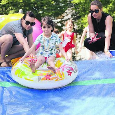 Ganzes Areal ein grosser Spielplatz - Der absolute Renner seit vielen Jahren: Die Wasserrutschbahn durfte auch diesmal nicht fehlen. Und die meisten wären gerne mehr als einmal heruntergesaust. Andere schauten der Sache eher skeptisch entgegen. Bilder: Chregi Hansen