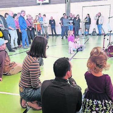 Den Humor nicht verlieren - Gross und Klein verfolgt den musikalischen Auftakt durch die Musikschule Dottikon. Bild: mub