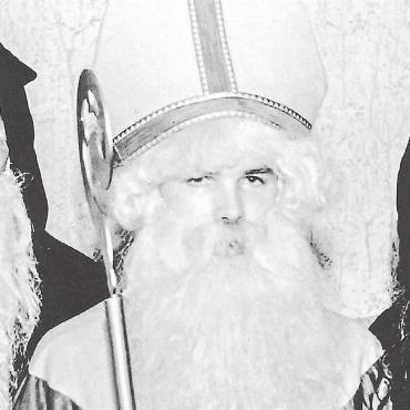 Von Chläusen und Reussträumen - Der Auftritt des Samichlaus ist in Bremgarten seit 1945 institutionalisiert. Hier Bischof und Schmutzli im Jahr 1955.