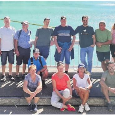 Eine Reise in die Berge - Gruppenfoto auf der Staumauer des Gigerwaldsees. Bild: zg