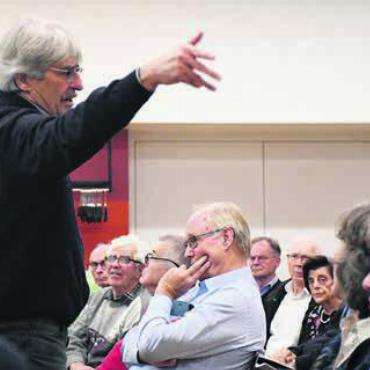 Pétanque-Chance doch genutzt - Voller Überzeugungskunst: Andreas Weber konnte die Ortsbürgerinnen und Ortsbürger für sein Begehren gewinnen, nun kann beim Schlössli eine neue Pétanque-Anlage gebaut werden. Bild: dm
