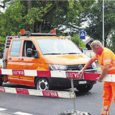 Hier wieder offen, da neu gesperrt - Speditiv, schnell und unspektakulär räumten die Männer die Umleitungs-Signalisationen und gaben die Strasse für den Verkehr frei. Bild: rig