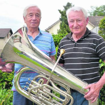 Fast das ganze Leben lang - Zwei langjährige und begeisterte Musikanten: Willi Koch (links) und Sepp Fleischlin mit seinem Es-Horn. Bild: Annemarie Keusch