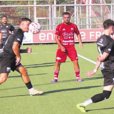 Unzufrieden trotz Punkt - Mit diesem Schuss scheitert Muris Lulzim Aliu (Nummer 15) nur knapp. Später wird Aliu das 2:2 erzielen. Sein Abschluss wird beobachtet von seinen Murianer Teamkumpels Ernes Paden (links, Torschütze zum 1:1) und Adilj Sejdiji. Bild: Patrick Fischer