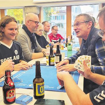 Ausflug hat sich gelohnt - Bei aller Ernsthaftigkeit, während des Jassens wurde auch viel gelacht und geplaudert an den Tischen.