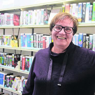 In Zukunft nur noch Kundin - Renate Wirth in ihrer Lieblingsecke der Bibliothek, in der Krimiabteilung. Hier versorgt sie sich selbst immer wieder mit spannendem Lesestoff. Bild: Chregi Hansen