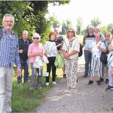 Als Boswil noch am See lag - Hier war einst der Bünzersee – Roland Stöckli, Vorstandsmitglied des Kulturvereins, wusste viel Spannendes zu erzählen. Bild: Annemarie Keusch