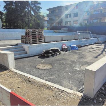 Wird hier zu gross angerichtet? - Der neue Veloparkplatz für die Bezirksschule ist noch im Bau, aber schon Anlass für Diskussionen. Bild: chh