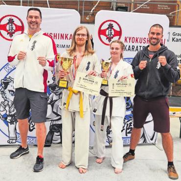 Ein Comeback und viel Wille - Karate-Club Anglikon am Trimmiser Cup. Von links: Peter Hubschmid (Präsident), Nick Riva, Simena Moos und Beni Karasek (Coach). Bild: zg